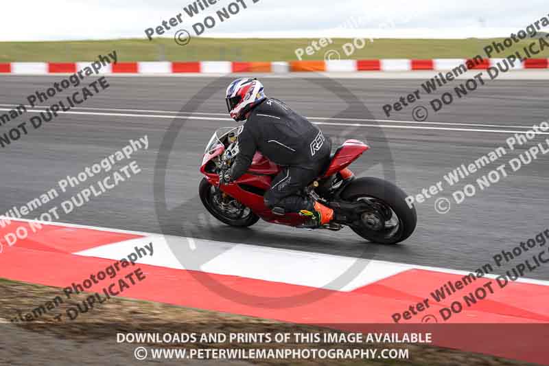 cadwell no limits trackday;cadwell park;cadwell park photographs;cadwell trackday photographs;enduro digital images;event digital images;eventdigitalimages;navarra;no limits trackdays;peter wileman photography;racing digital images;trackday digital images;trackday photos